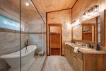 Feather & Fawn Lodge: Master Bathroom